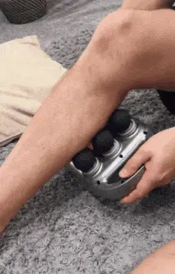 Uso do massageador nas costas e ombros